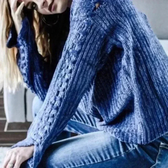 S0 S0FT BLUE SWEATER - Picture 1 of 4